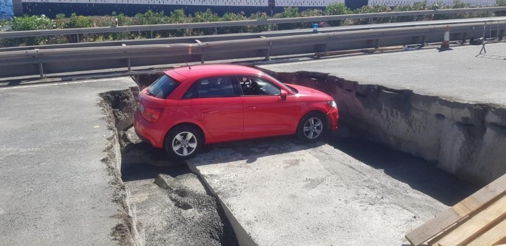 Cae un coche en las obras de la GC-2