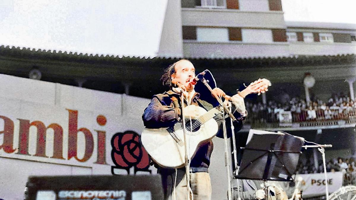 Labordeta entona el 'Canto a la Libertad' durante un mitin del PSOE, 1982