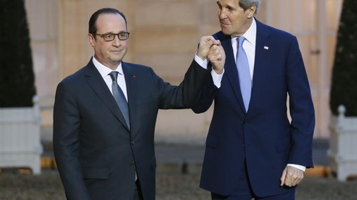 El presidente francés, François Hollande, junto al Secretario de Estado de EEUU, John Kerry, en el Elíseo, hoy.