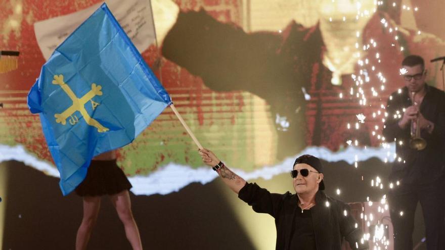 Gijón se quiere fuerte con Alejandro Sanz: un "Puxa Asturies", dos bodas y los grandes éxitos en un abarrotado parque de los Hermanos Castro