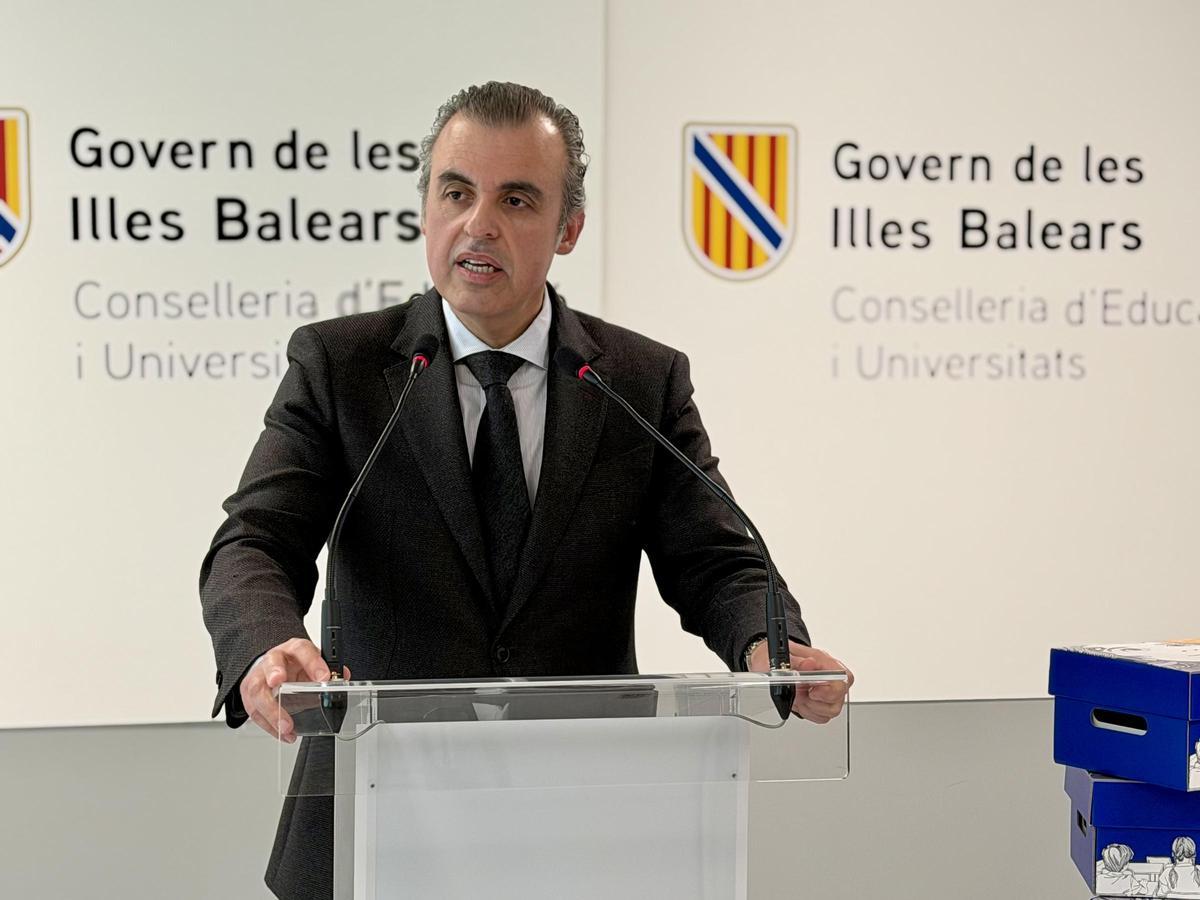 Antoni Vera, este viernes en rueda de prensa en la Conselleria de Educación.