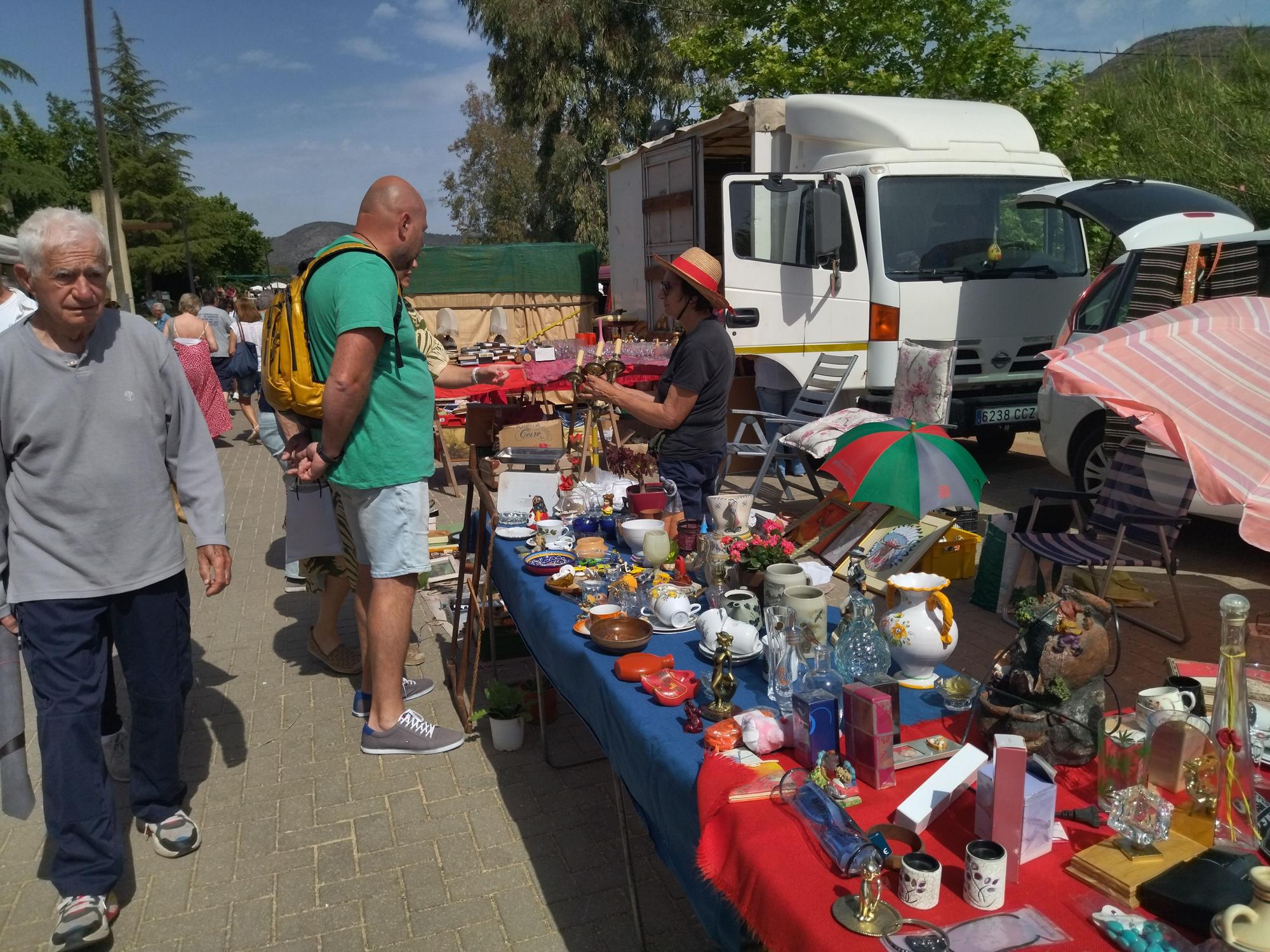 Kitsch y tradición: un paseo por el rastro de Xaló