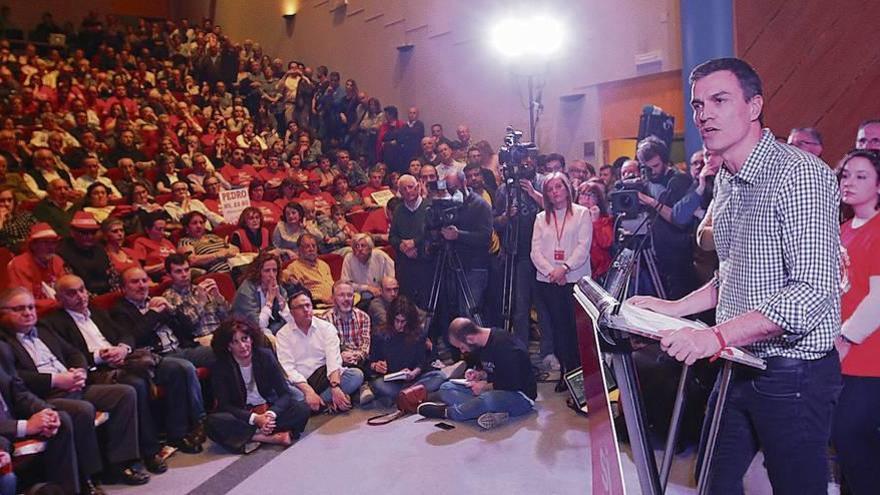 Sánchez con Nacho Gómez y Rocío de Frutos. // Iñaki Osorio