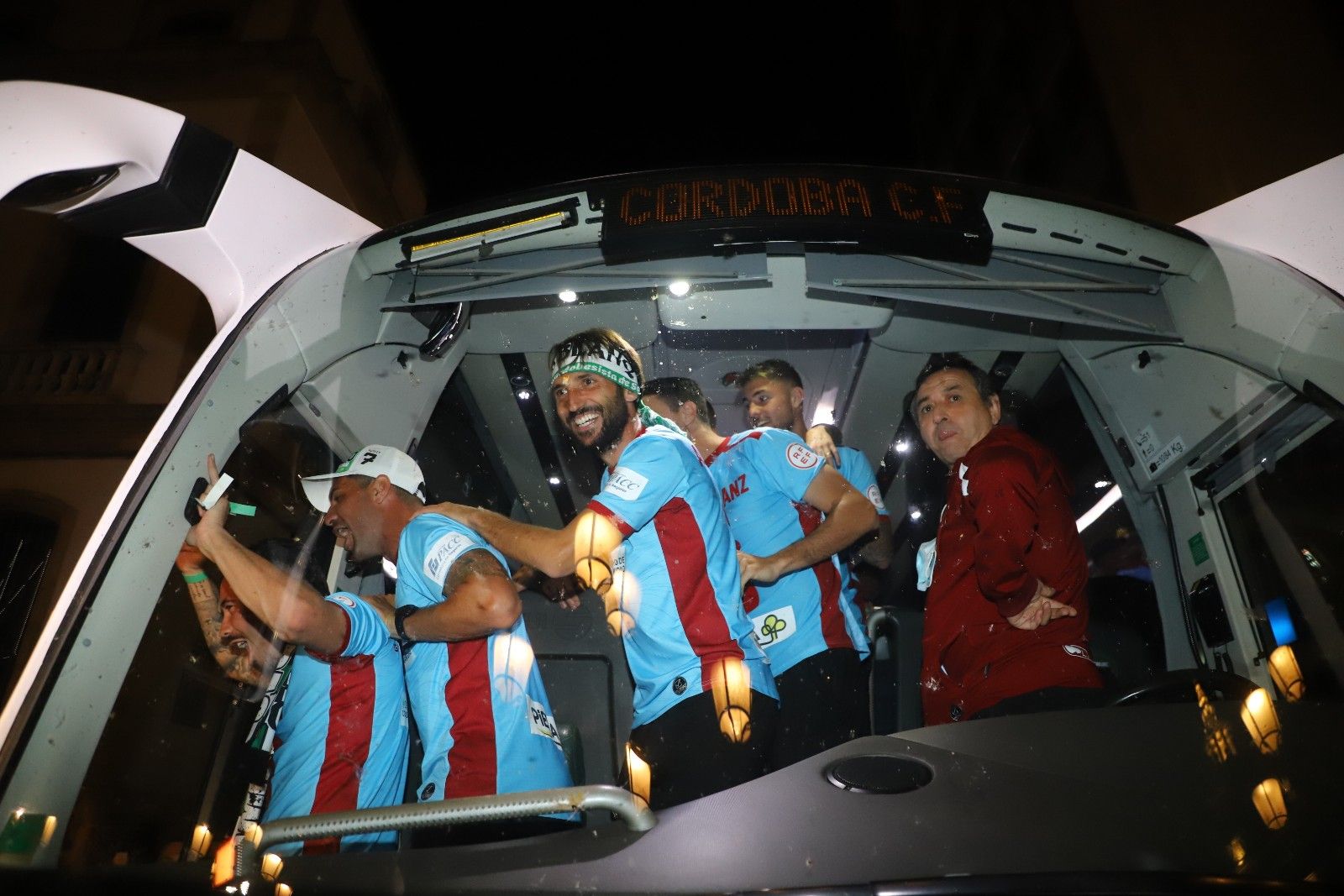 Los aficionados cordobesistas celebran el ascenso en Las Tendillas