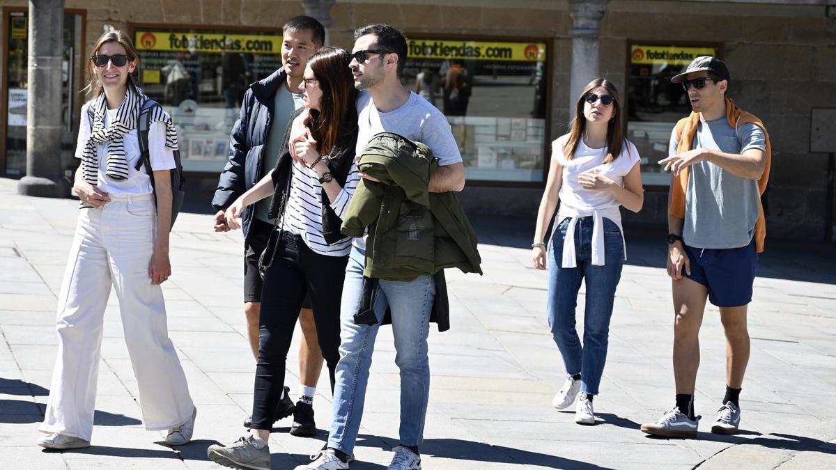 Un grupo de turistas paseando por Pontevedra la pasada Semana Santa.