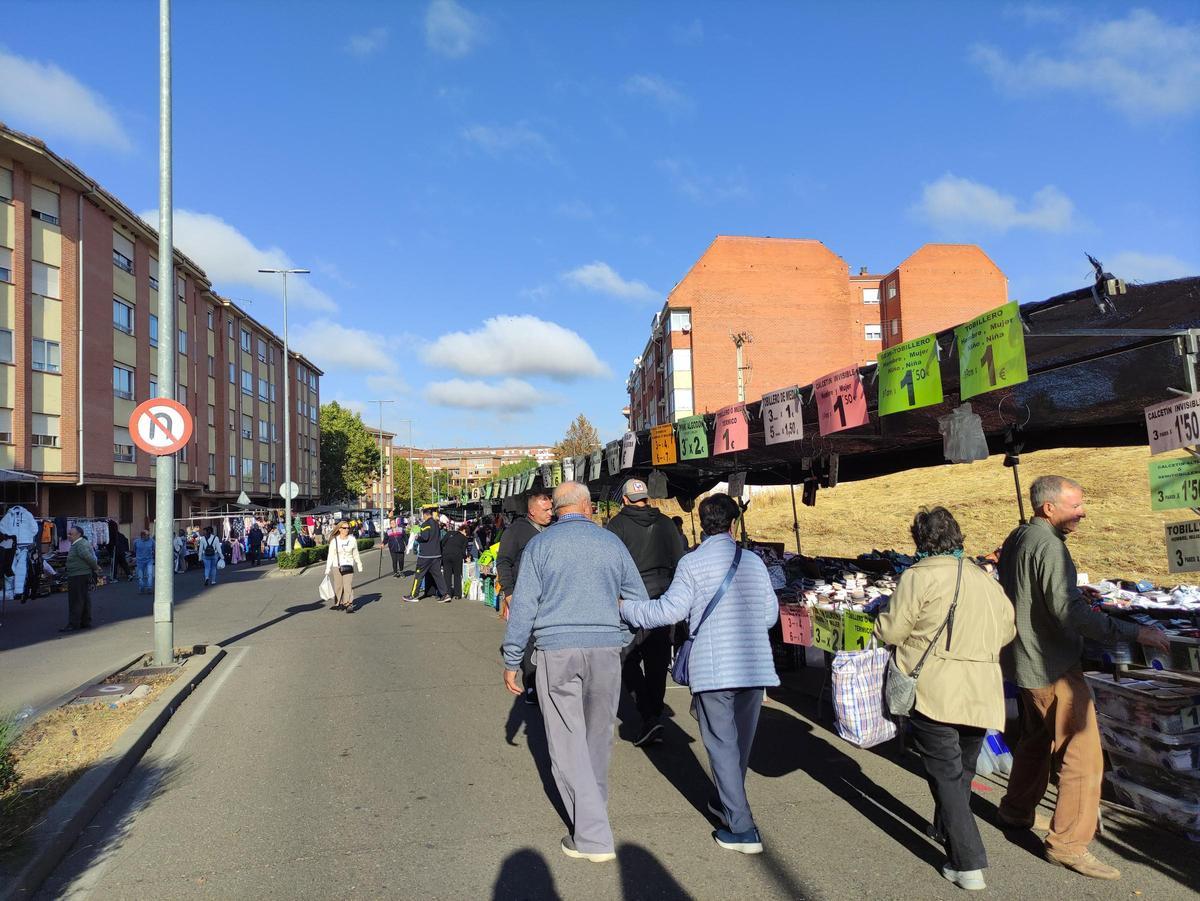 Mercadillo de la ropa en Cañada de la Vizana.