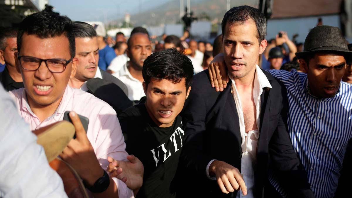 Guaidó pide retomar las protestas en un regreso a Venezuela entre golpes.