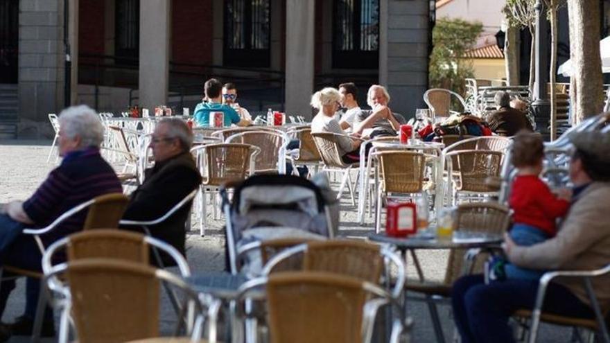 Varias personas disfrutan de una terraza.