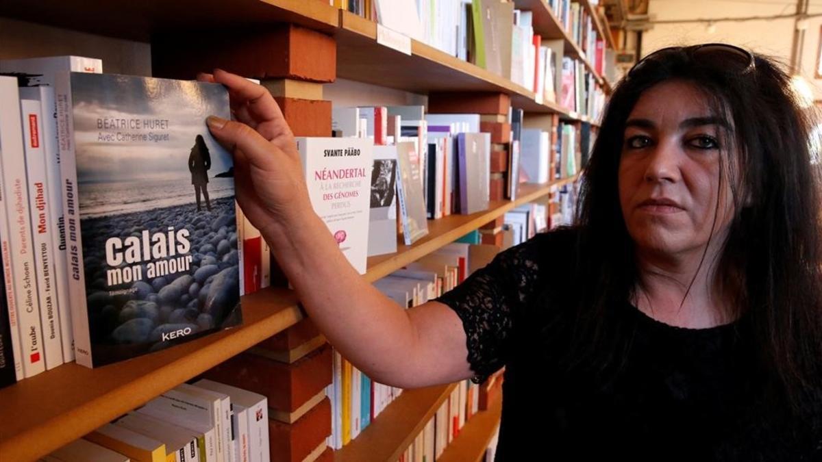 Beatrice Huret posa junto al libro que ha escrito para contar su historia de amor con un refugiado iraní.