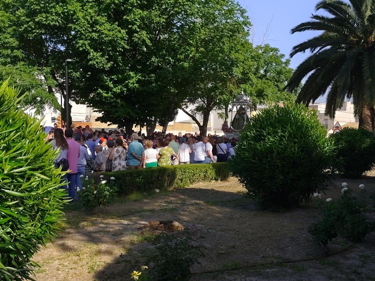 Una multitud acompaña a la Virgen de Araceli en la romería de subida