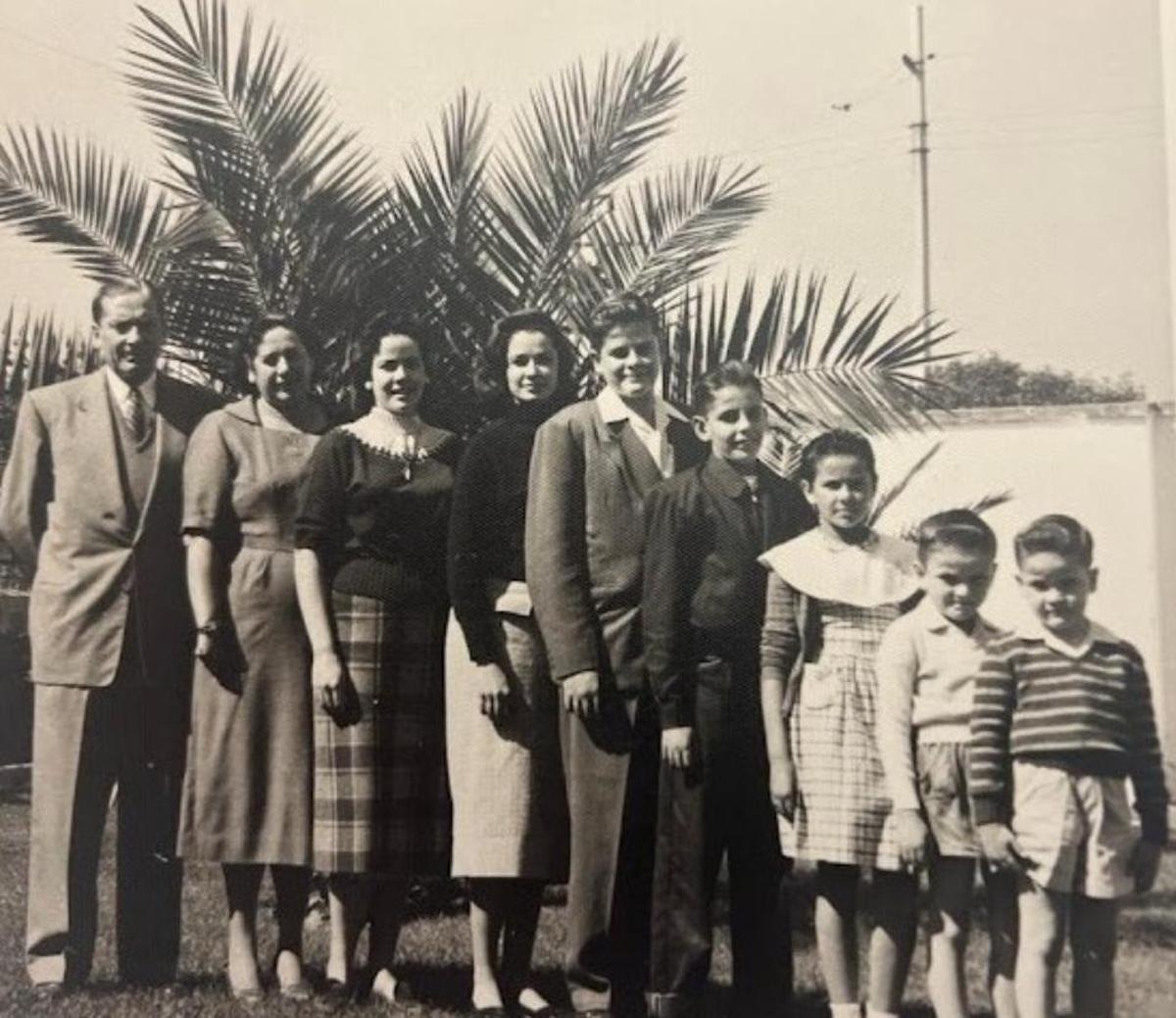 Francisco Pérez Noriega y Carmen Lamero con todos sus hijos en México.