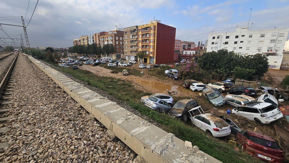 El talud de las vías del tren, a su paso por La Torre, una semana después de la dana