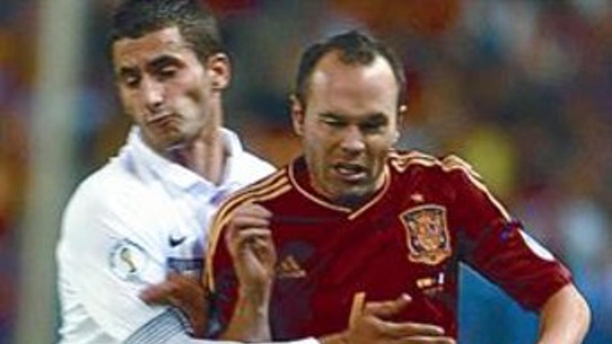 Iniesta pugna con un rival, ayer en Madrid.