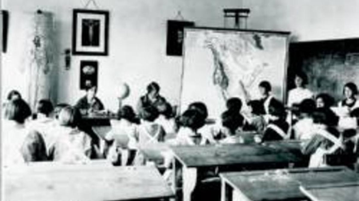 Niños estudiando en un aula, en La escuela fusilada.