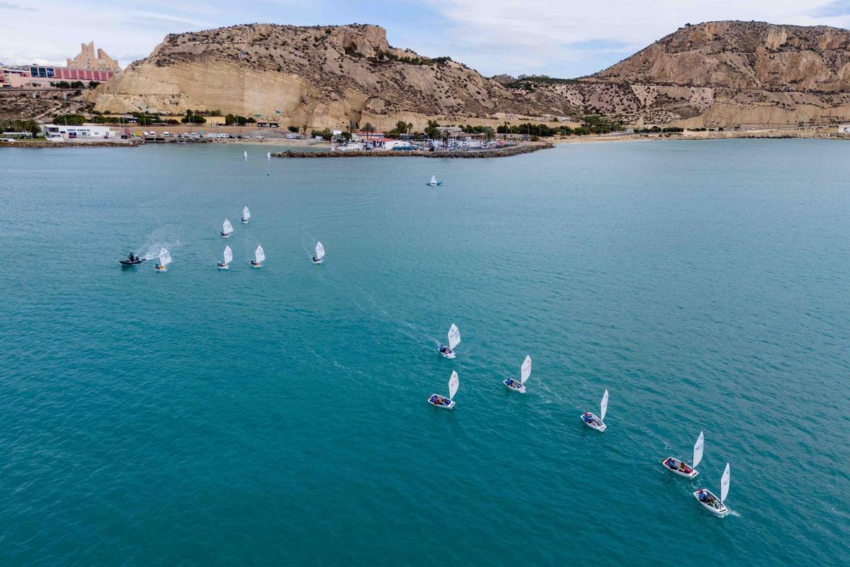 Salida de la flota a la regata de entrenamiento