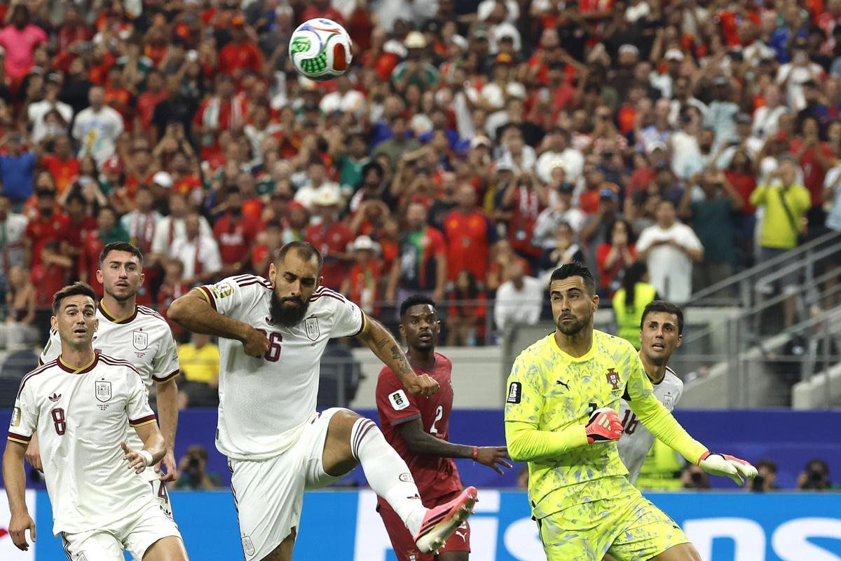 Borja Iglesias durante el partido ante Portugal.