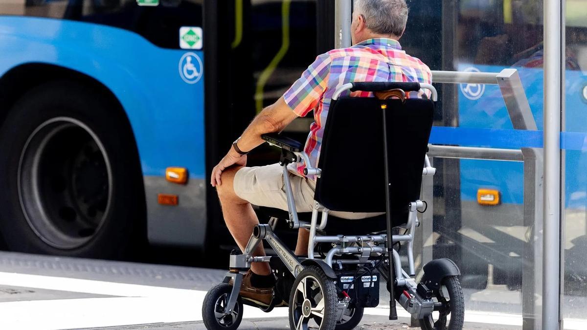 Una persona con movilidad reducida en Madrid.