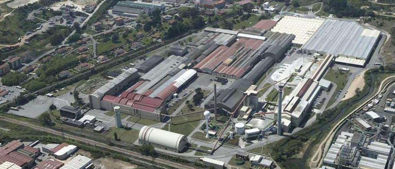 El complejo de Saint-Gobain en Avilés, desde el aire.