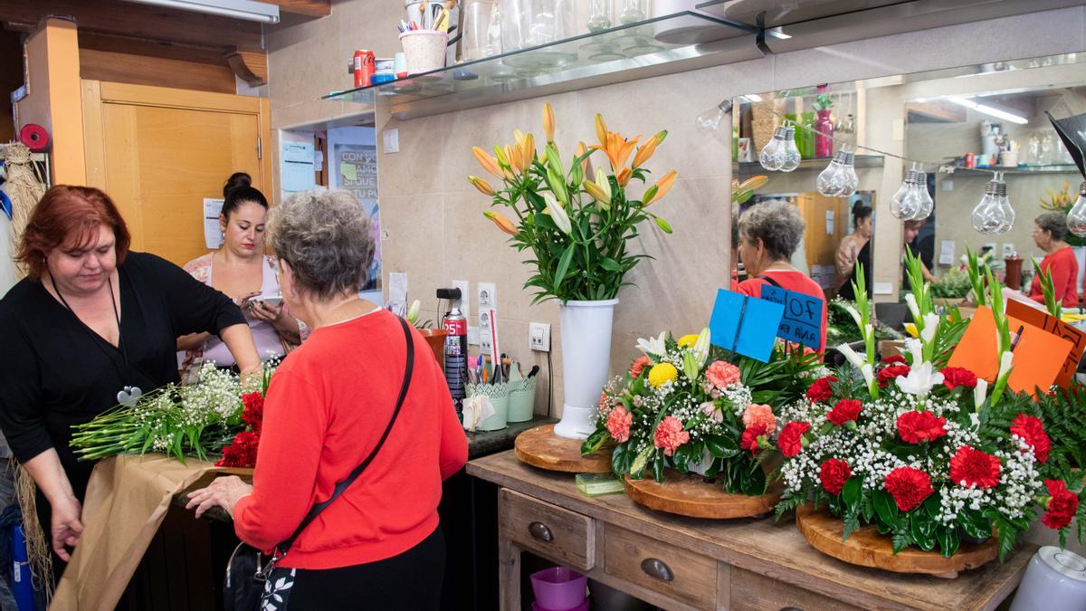 Las floristerías afrontan una de las épocas de mayor actividad del año, manteniendo la demanda y por lo general los precios pese a la inflación.