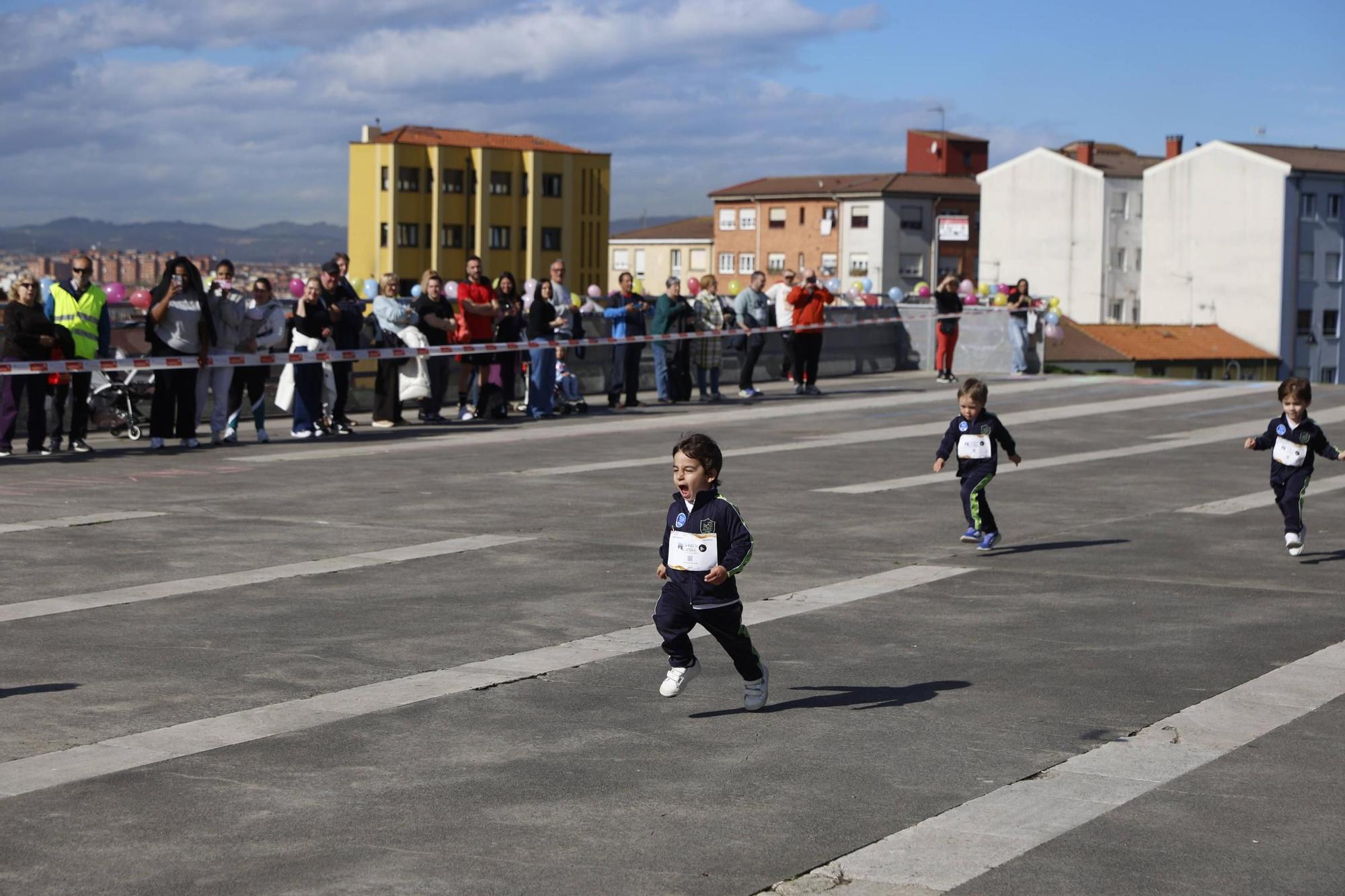 El colegio San Lorenzo visibiliza la leucemia infantil en el Cerro de Santa Catalina (en imágenes)