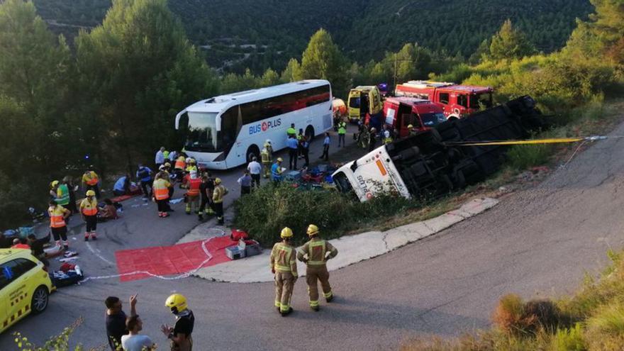 Tres ferits greus i 14 lleus en bolcar un autocar a Rubió