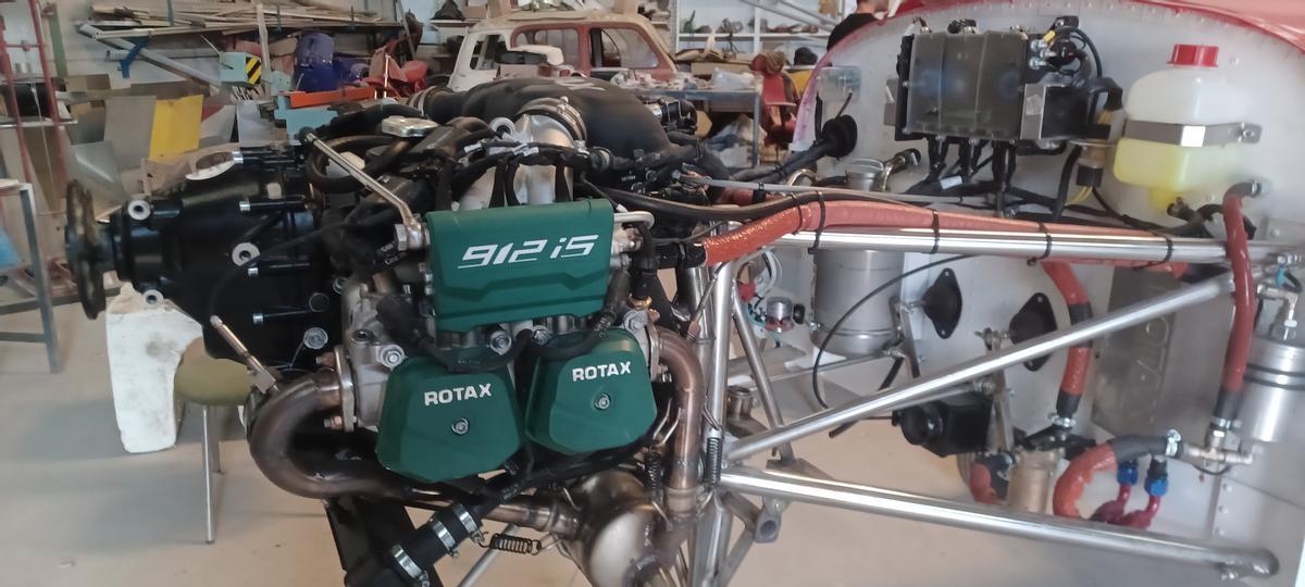 Motor Rotax incorporado a uno de los aparatos en construcción.