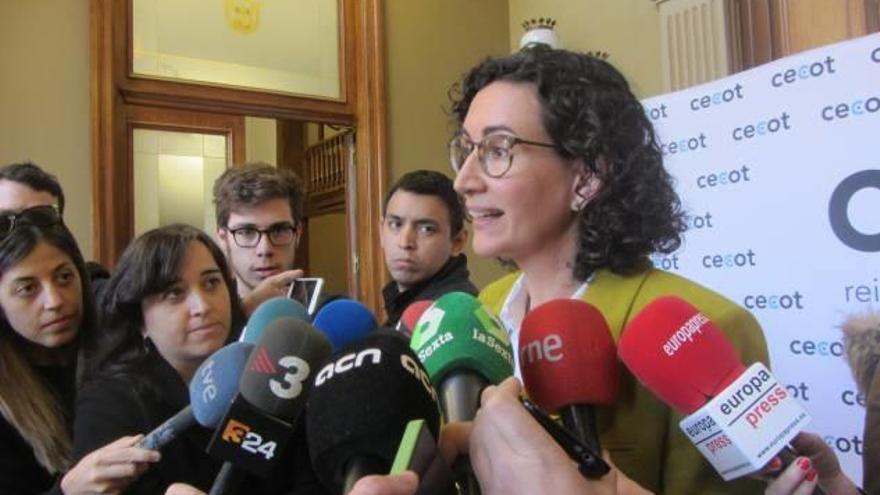 La secretària general d&#039;ERC, Marta Rovira, atenent els periodistes recentment