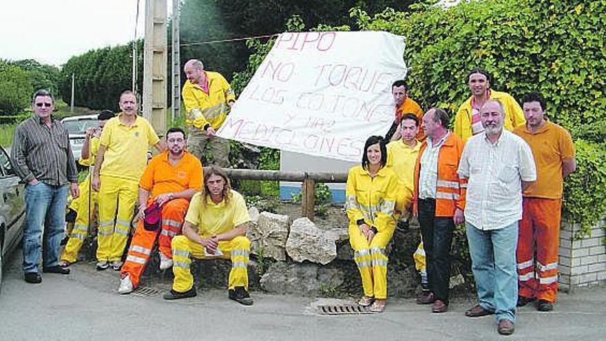 Los trabajadores de Sidercal y Caleras de San Cucao, manifestándose, ayer, a la entrada de las empresas.