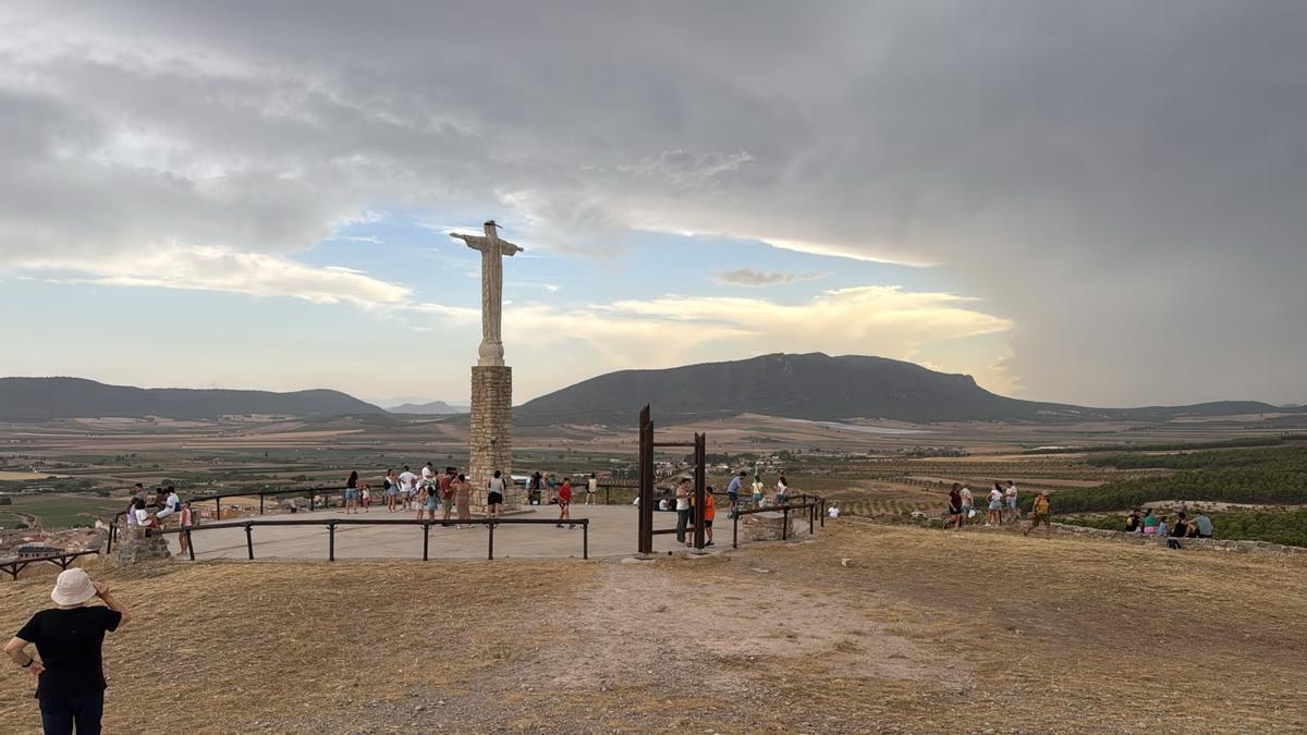 Cielo nubes eclipse caravaca | Desilusión en Caravaca: las nubes amenazan con arruinar el espectáculo del eclipse