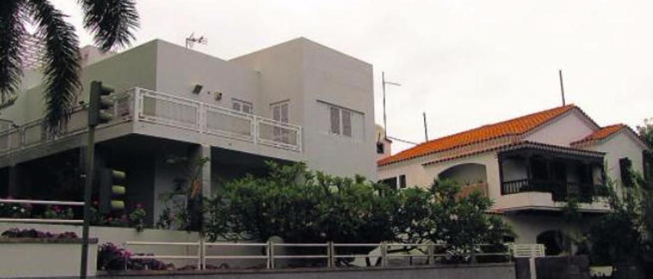 Vivienda racionalista (izqd.) y casa neocanaria, realizadas por Miguel Martín-Fernández de la Torre en Ciudad Jardín.