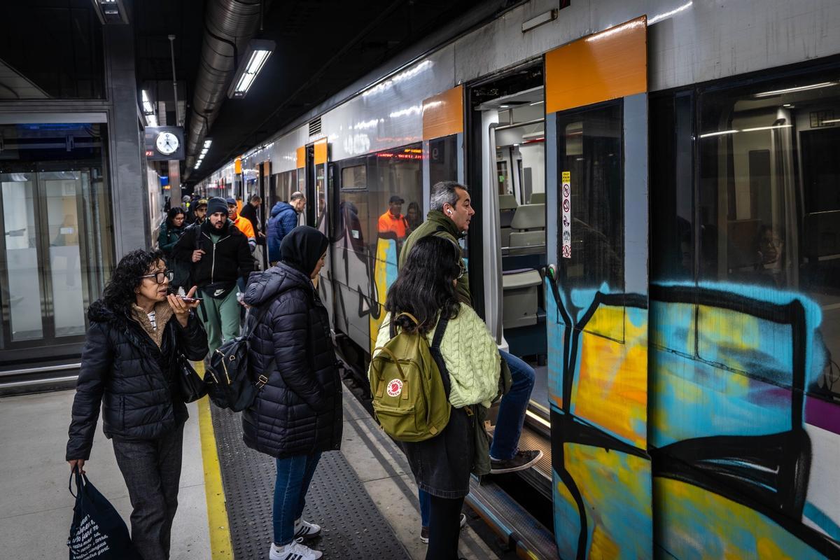 La estación de Sants, a primera hora de la mañana, el día del restablecimiento del servicio de Rodalies en Catalunya