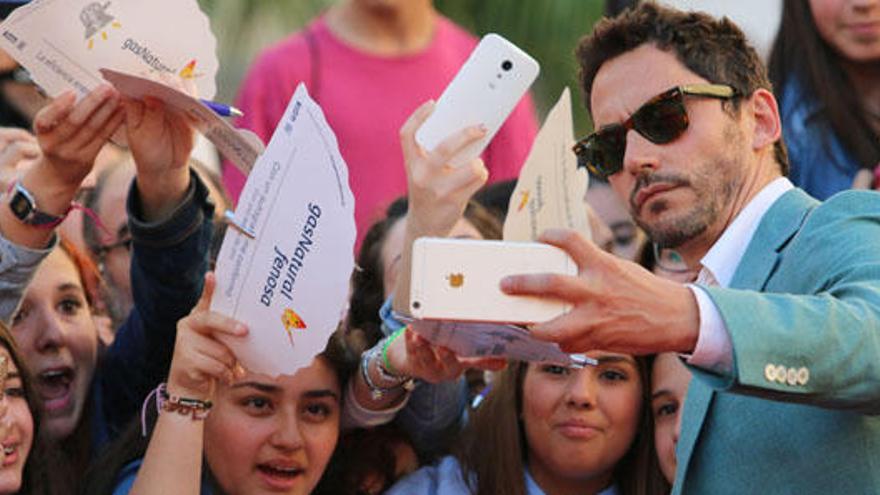 Paco León con sus fans.