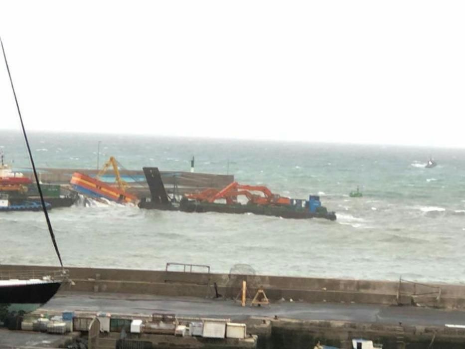 El temporal Emma hunde una gabarra en Fuerteventur