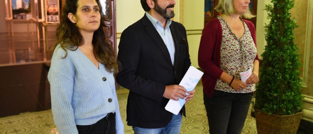 Avia Veira, Roberto Rodríguez y María García, ayer en el Concello.  | // V. E.