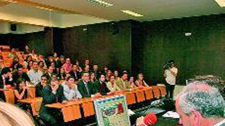 El conselleiro Manuel Vázquez participó en la clausura del Máster de Derecho Urbanístico y Medio Ambiente en la Facultad de Derecho. / jesús regal