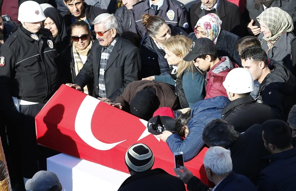 Funeral por las víctimas del atentado en Estambul