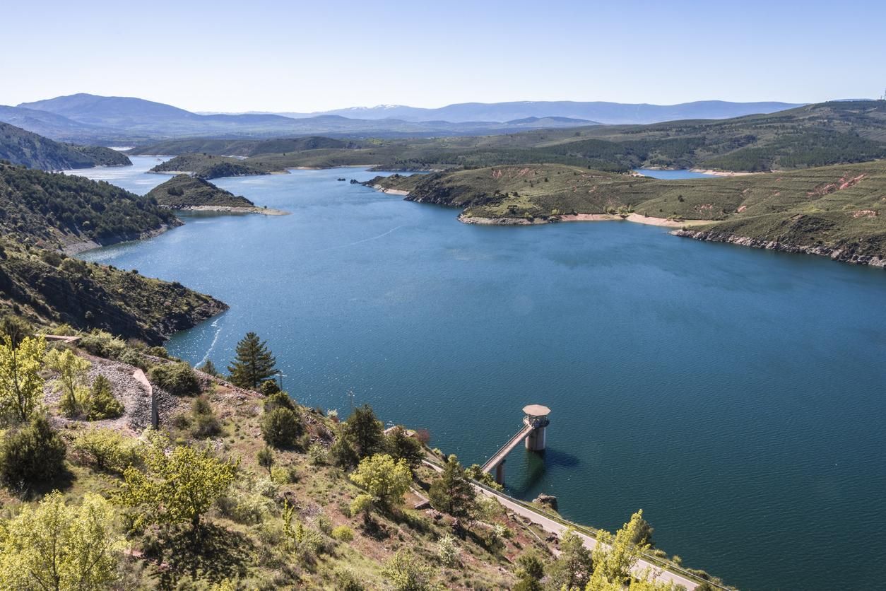 Lago del embalse de Atazar en Madrid