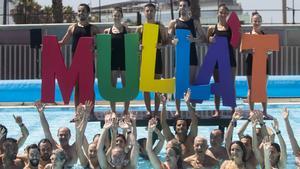 Campaña ’Mulla’t per l’esclerosi múltiple’ en la piscina del Club Natació Atlétic Barceloneta.