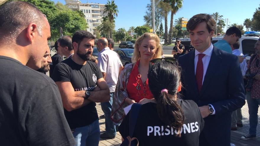 Pablo Montesinos y Carolina España se reunieron con funcionarios de prisiones.