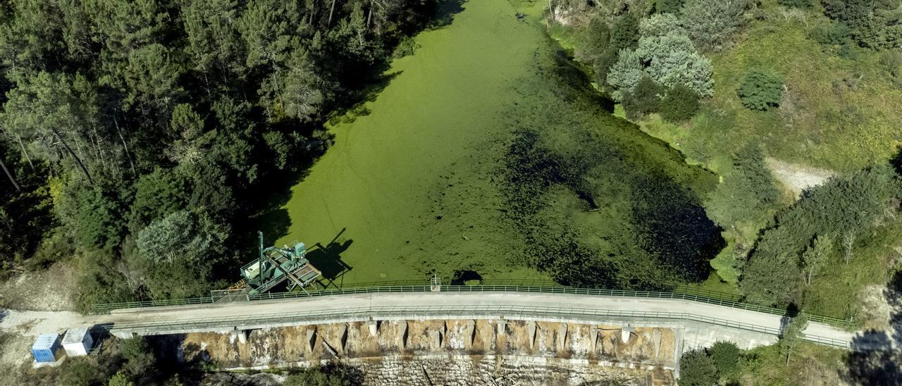 Estado del río Arenteiro en el embalse de Bouteiro, a su paso por O Carballiño