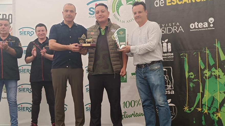 Jorge Vargas, de La Montera Picona de Gijón, ganador del Concurso de Escanciadores de Agrosiero