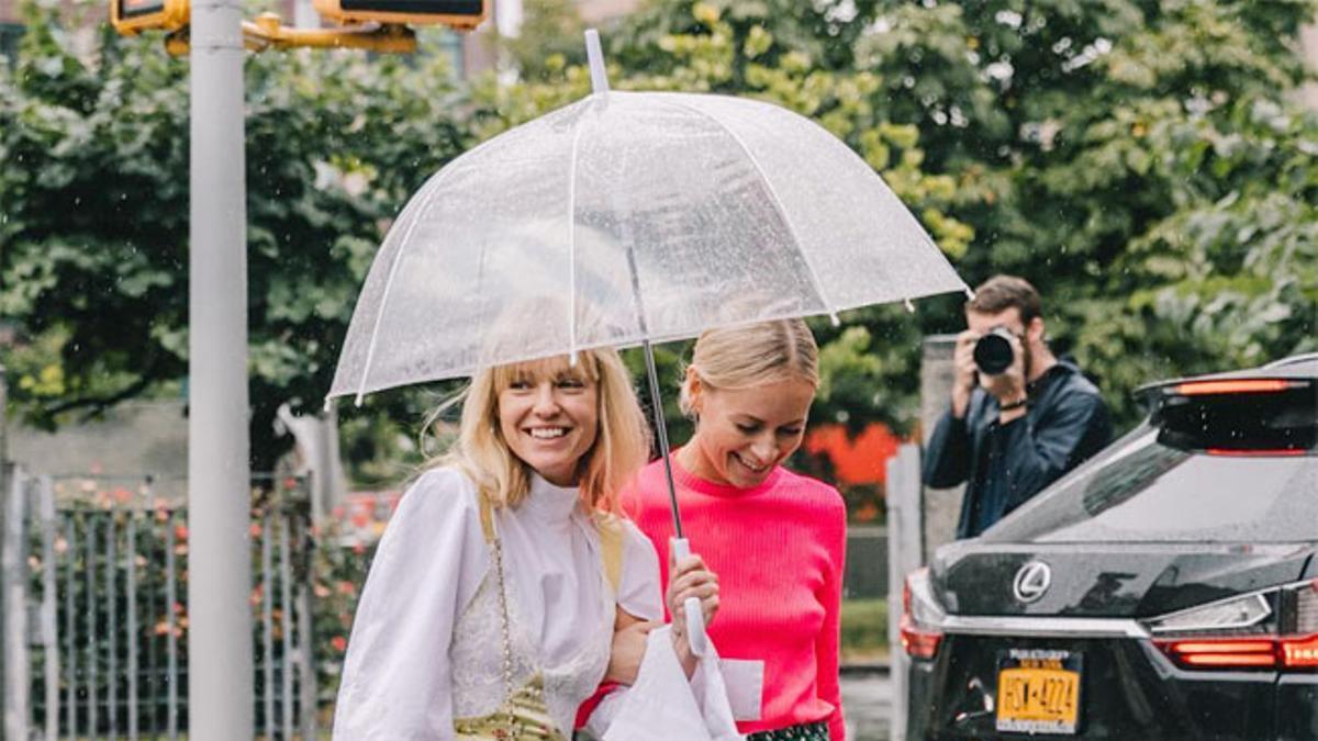 Los looks para días lluviosos que aprovechan todas las prendas de tu armario y son muy coloridos