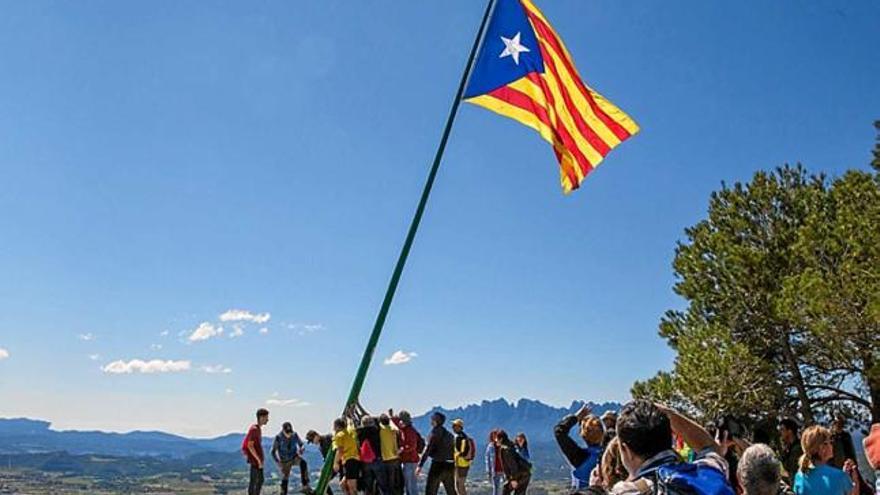 El cim del Collbaix llueix una nova estelada