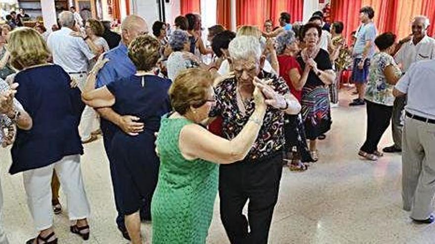 Los mayores disfrutan de los bailes de salón.