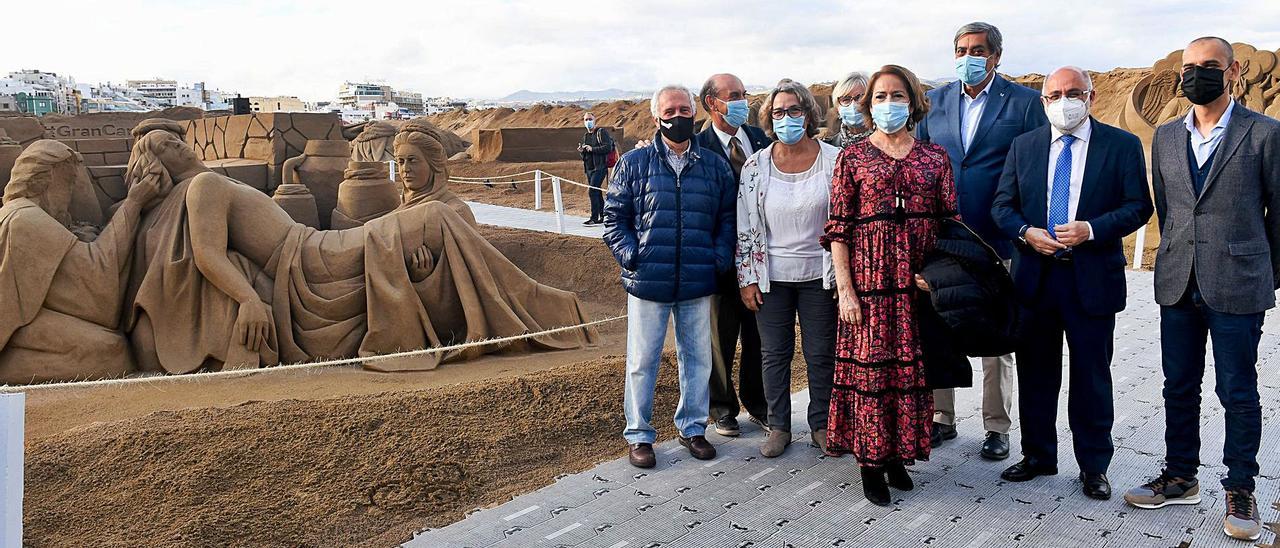 El Belén de arena de Las Canteras rinde homenaje a los sanitarios - La  Provincia