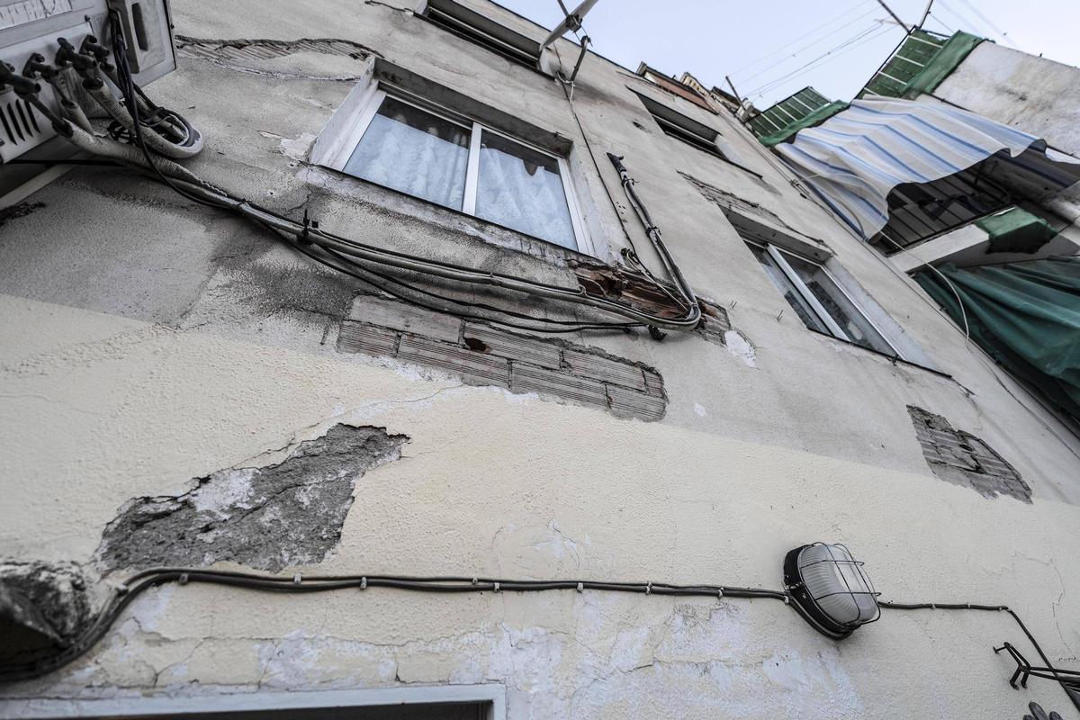 Pared desconchada en un edificio afectado por aluminosis en la Trinitat Vella, en Barcelona.