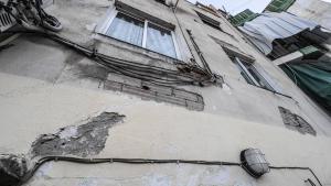 Pared desconchada en un edificio afectado por aluminosis en la Trinitat Vella, en Barcelona.