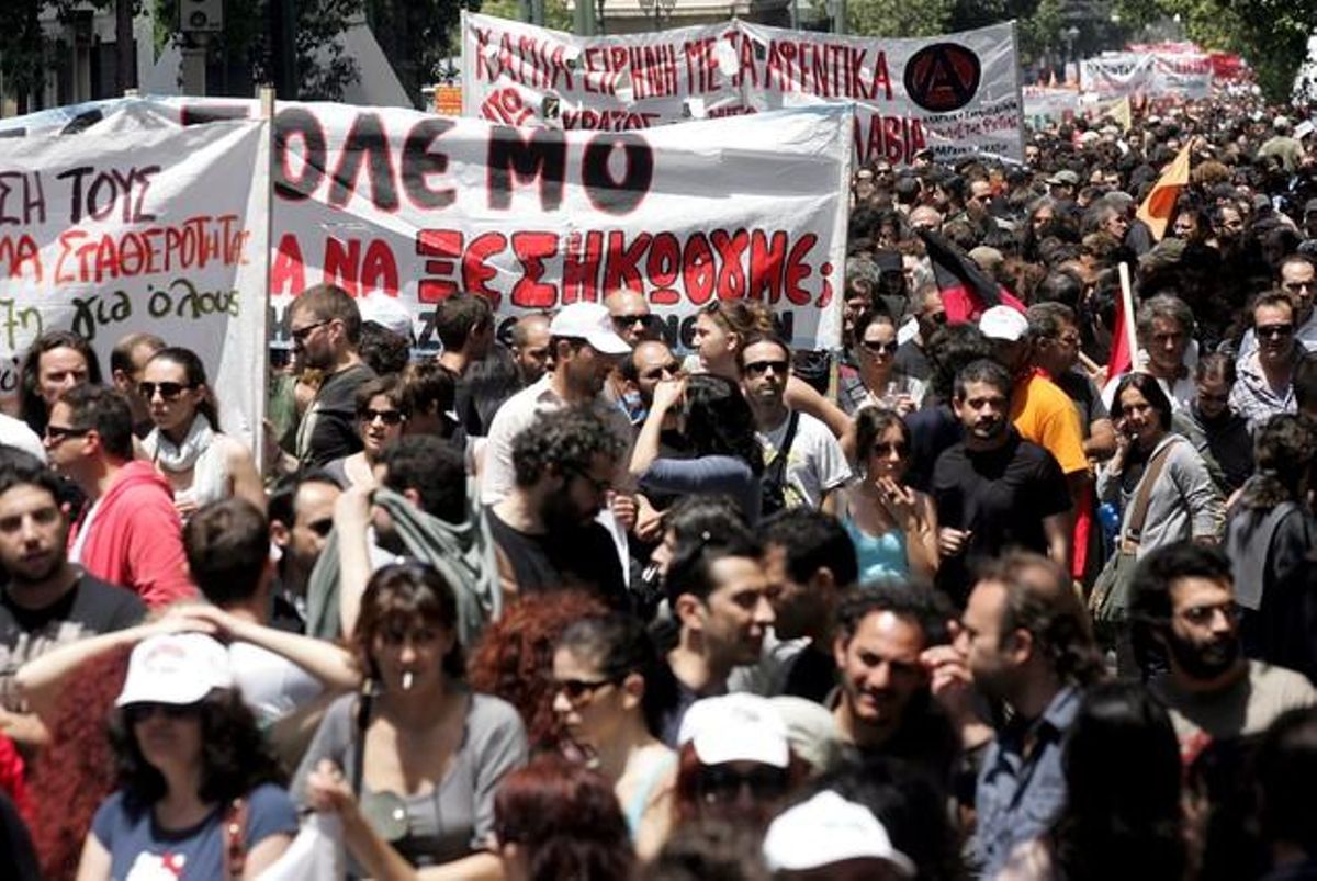 Milers de manifestants protesten amb motiu de la vaga general de 24 hores convocada pels sindicats majoritaris, a tot el país, contra les mesures d’austeritat adoptades pel Govern.