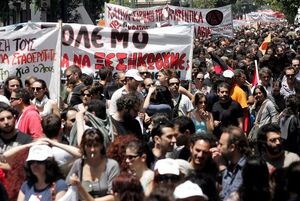 Milers de manifestants protesten amb motiu de la vaga general de 24 hores convocada pels sindicats majoritaris, a tot el país, contra les mesures d’austeritat adoptades pel Govern.