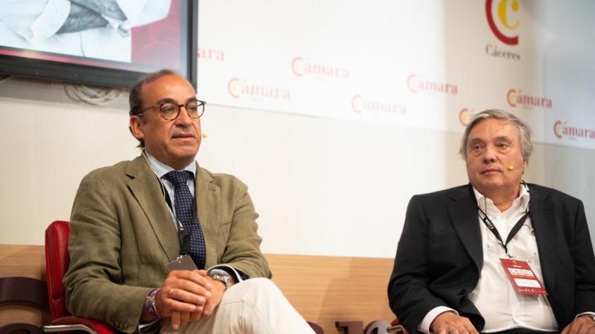 El alcalde de Cáceres, Rafa Mateos, a la izquierda, durante el encuentro con empresarios celebrado en la Cámara de Comercio.